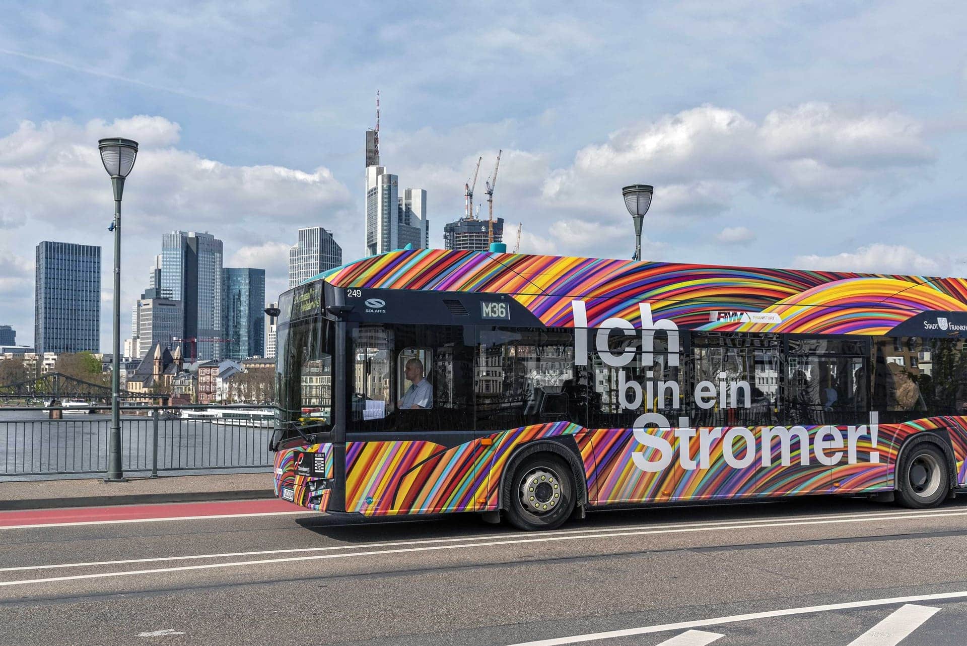 Bunter Bus auf der Straße