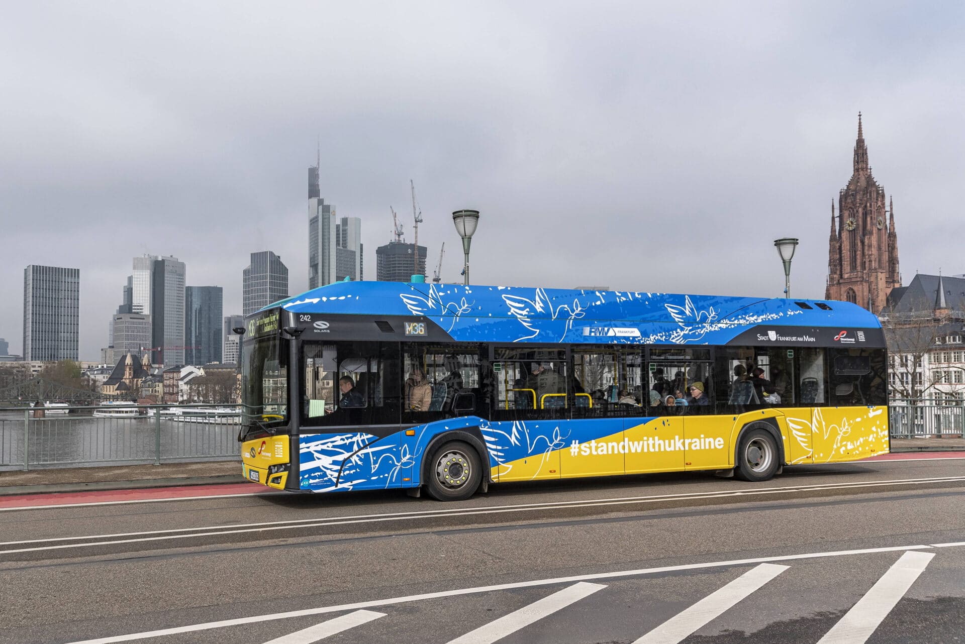 Wasserstoffbus mit Ukraine Motiv auf der Straße