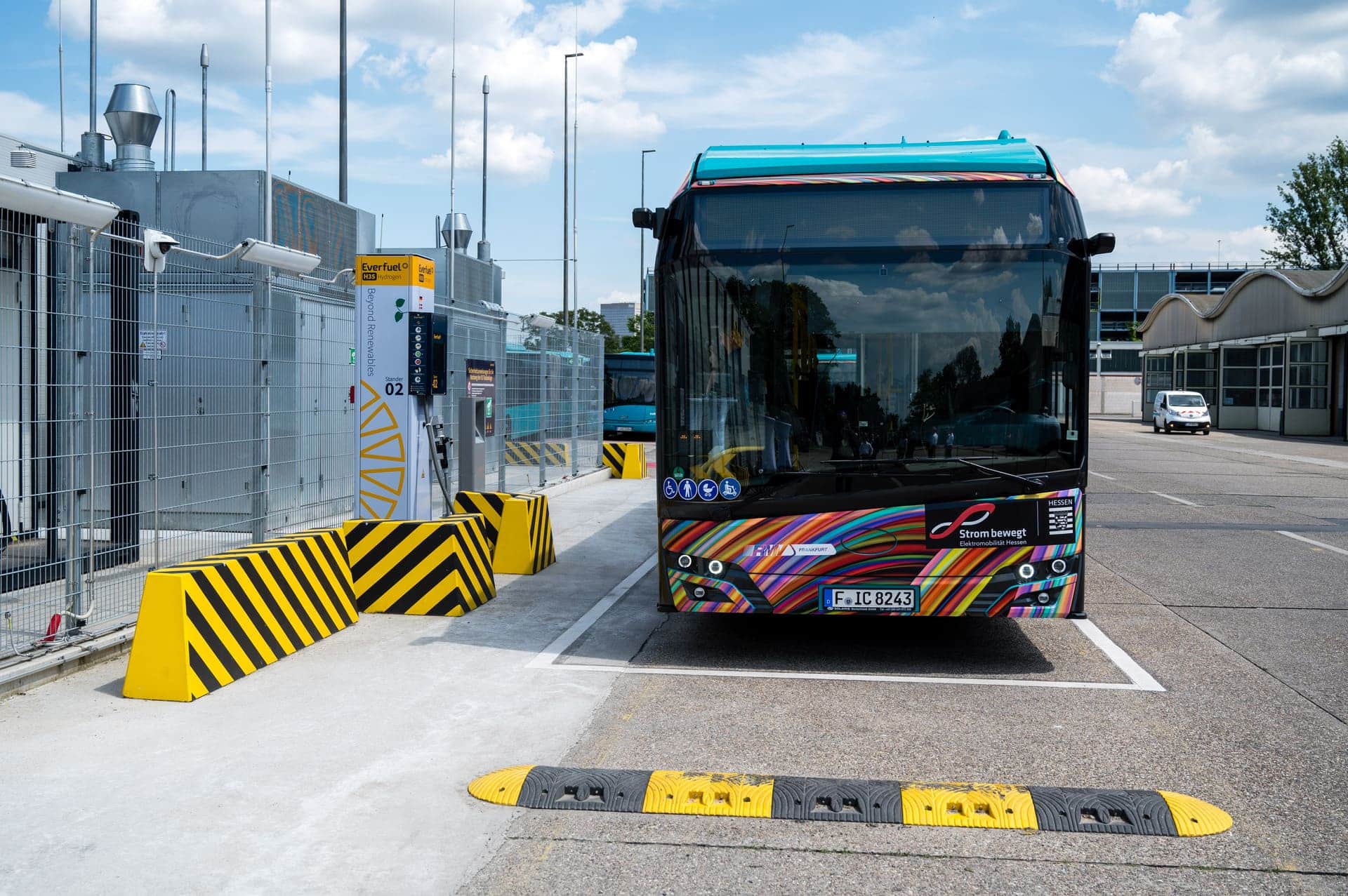 Wasserstofftankstelle mit einem Bus daneben