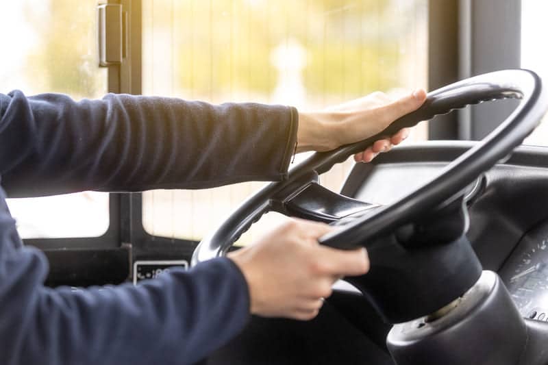 Busfahrer am Steuer