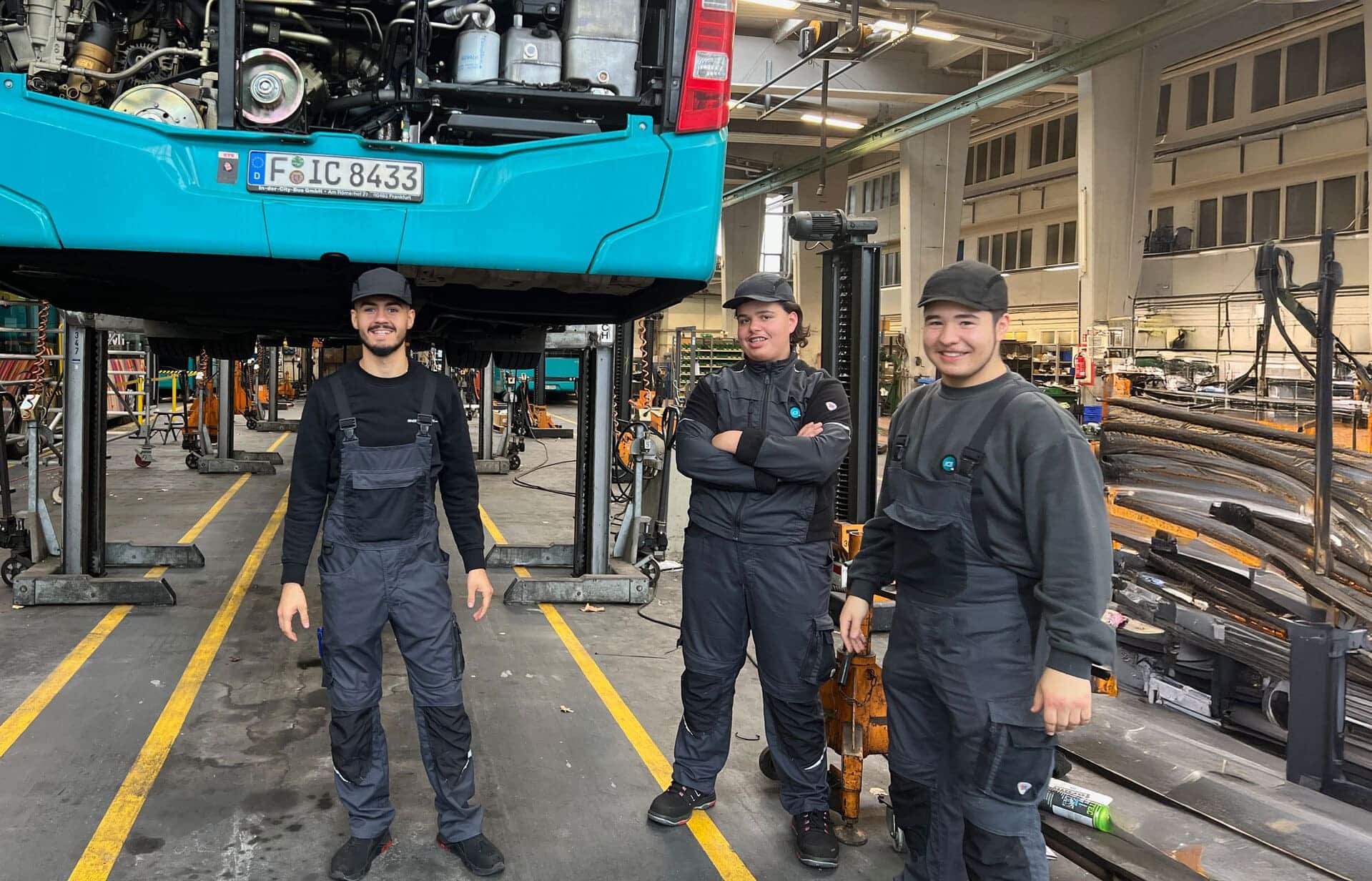 Drei KFZ-Azubis in der Werkstatt