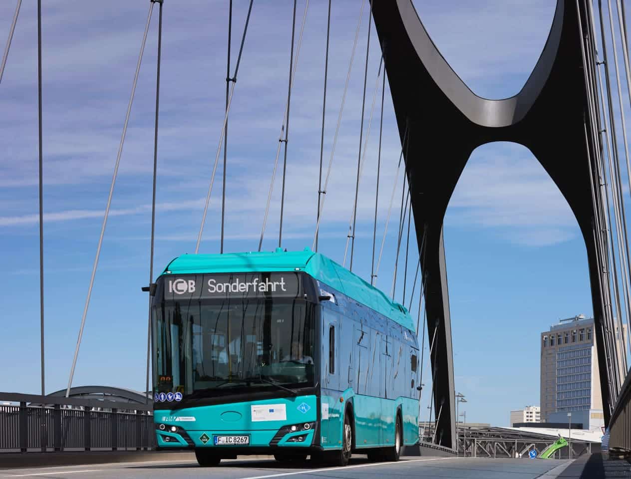 Bus fährt über Brücke