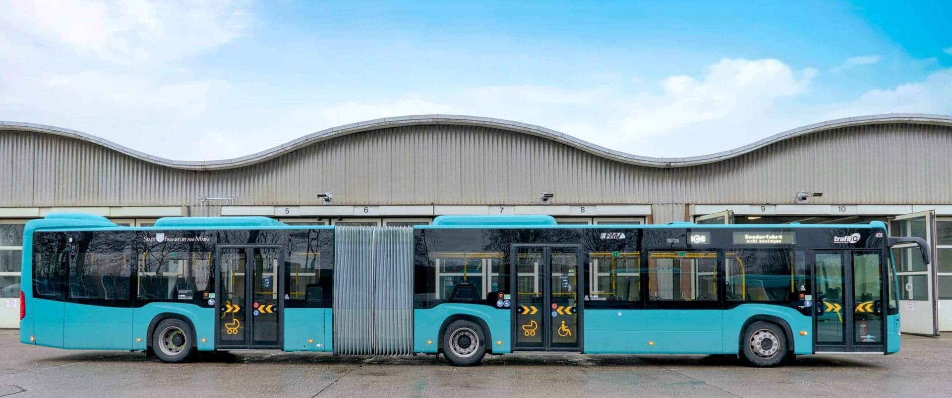 Gelenkbusse vor Lagerhalle