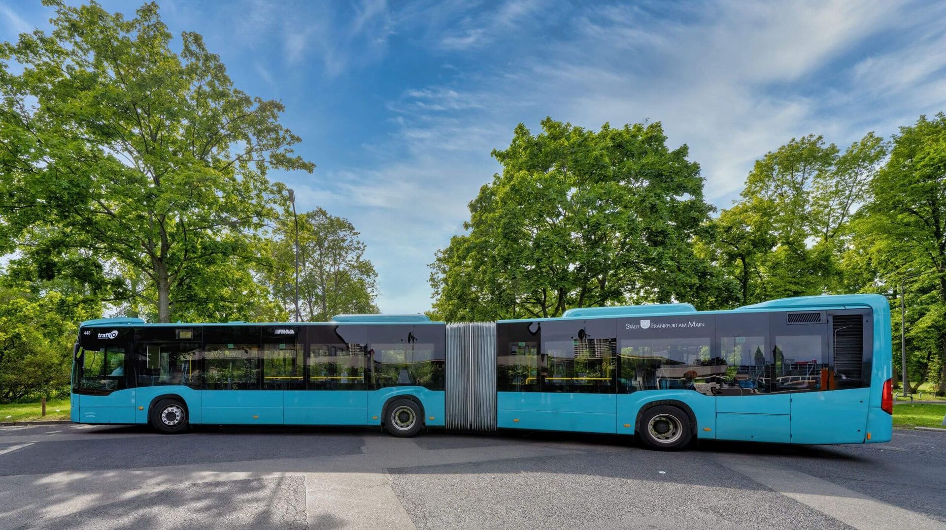 Bus parkt vorm ICB Betriebshof am Rebstock