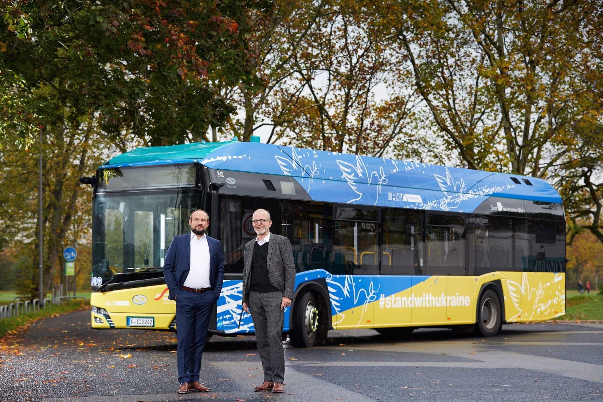 Martin Hulecki, ICB-Geschäftsführer und Stefan Majer stehen vor dem ICB-Bus