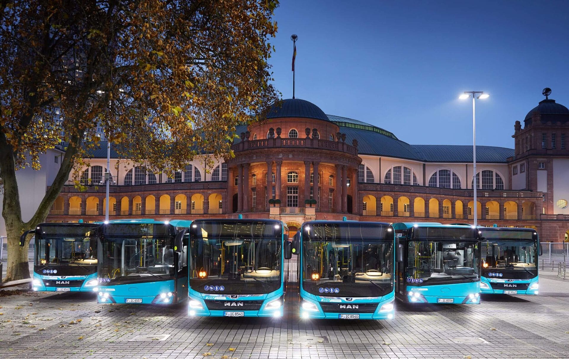 ICB Busse vor der Frankfurter Festhalle
