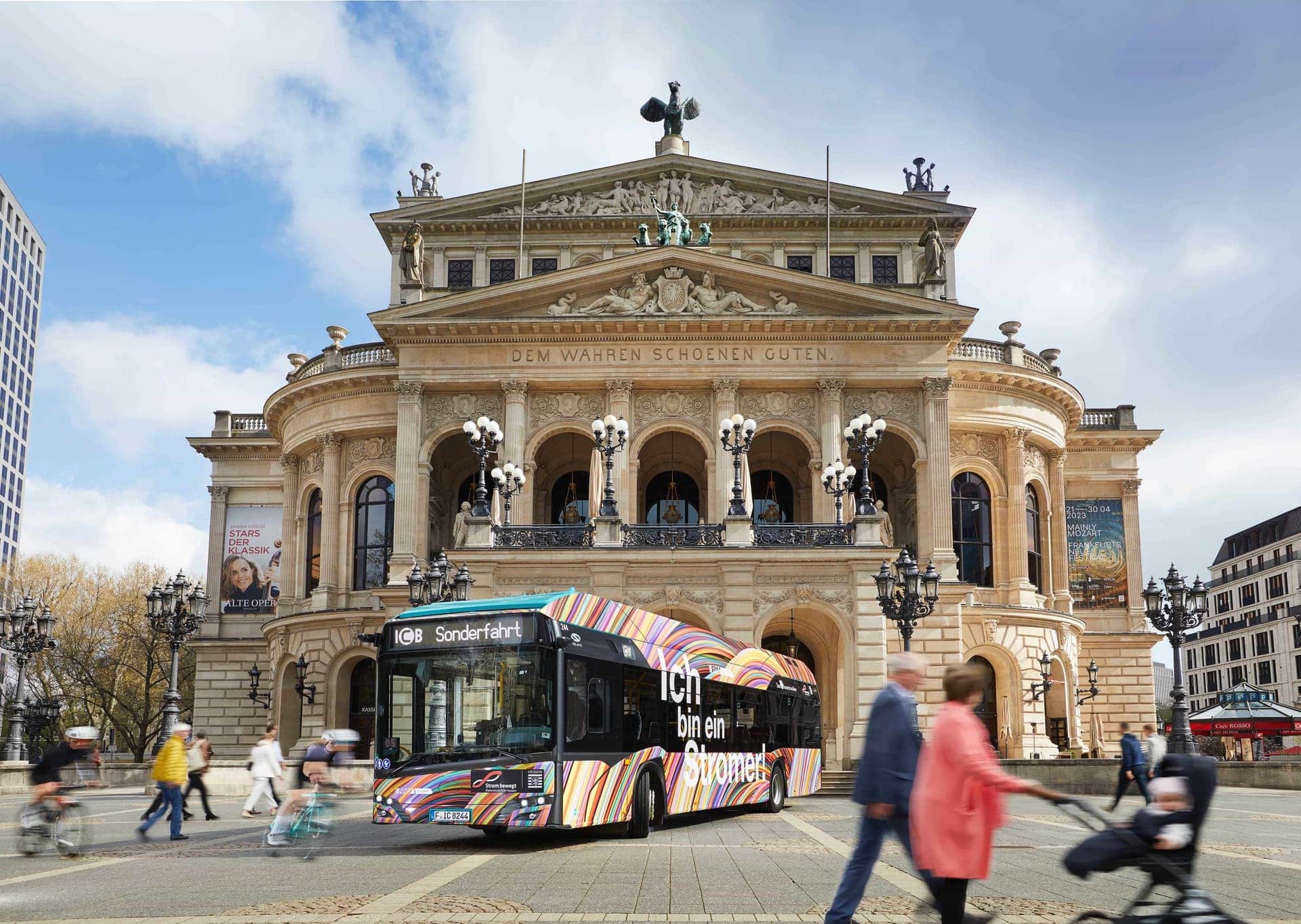 ICB-Wasserstoffbus vor der Alten Oper Frankfurt
