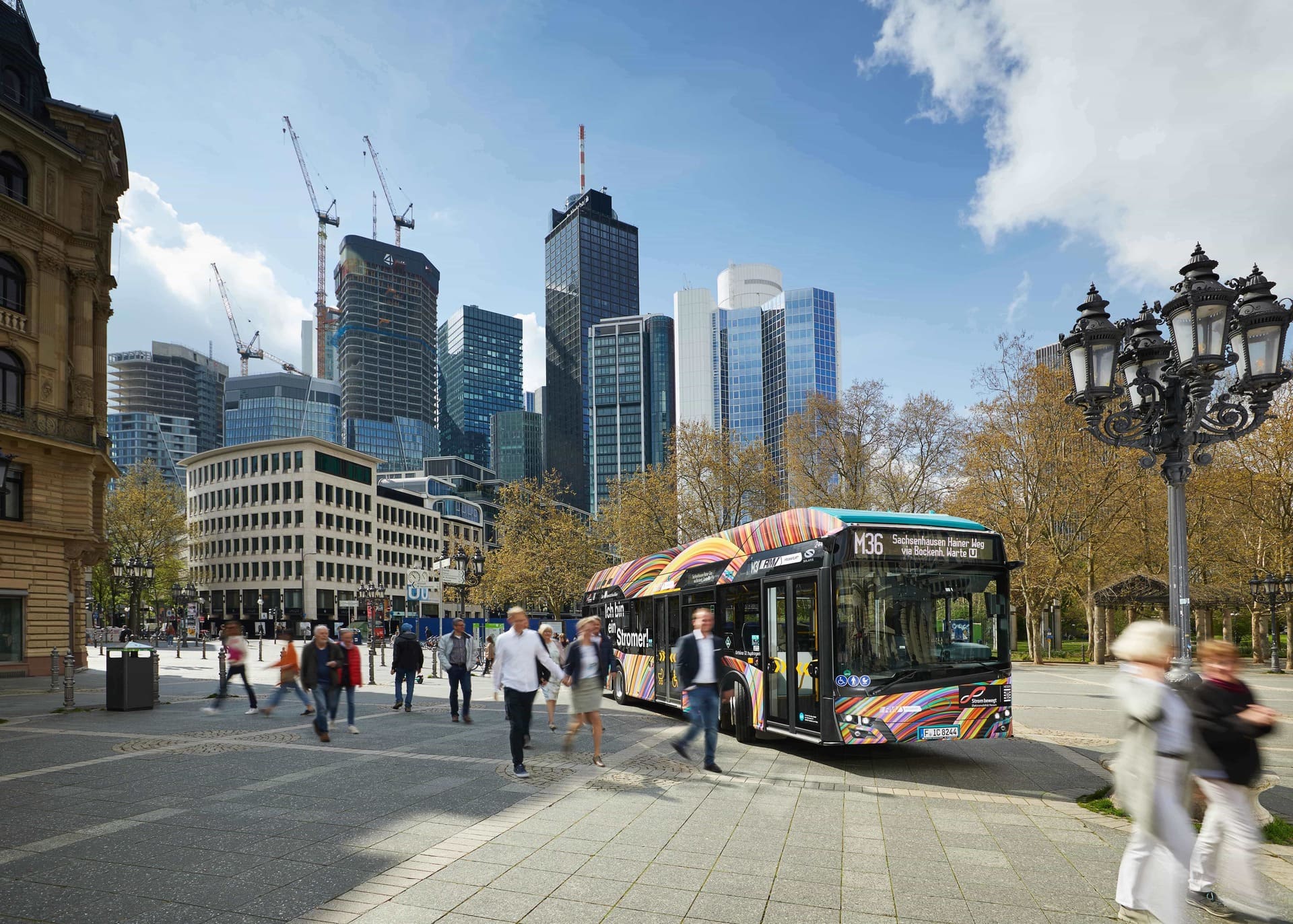 ICB-Wasserstoffbus mit Menschen auf einem öffentlichen Platz