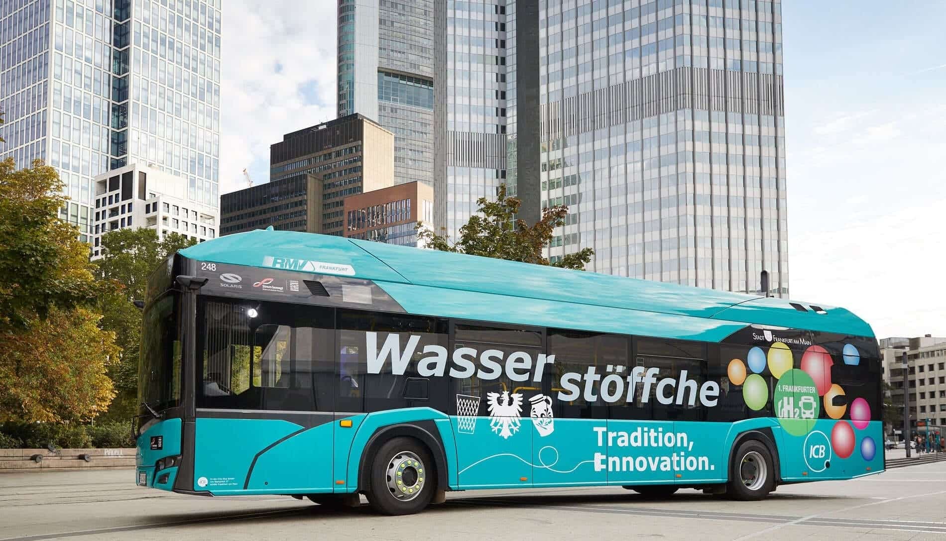 Wasserstoffbus auf der Straße Frankfurts