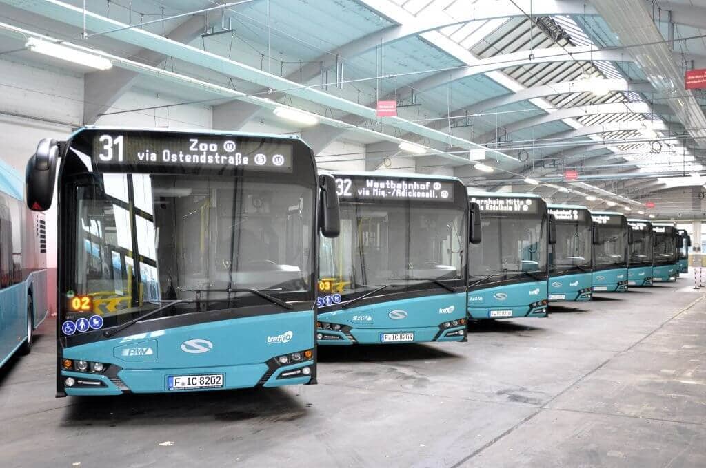 Mehrere Niederflurbusse der ICB