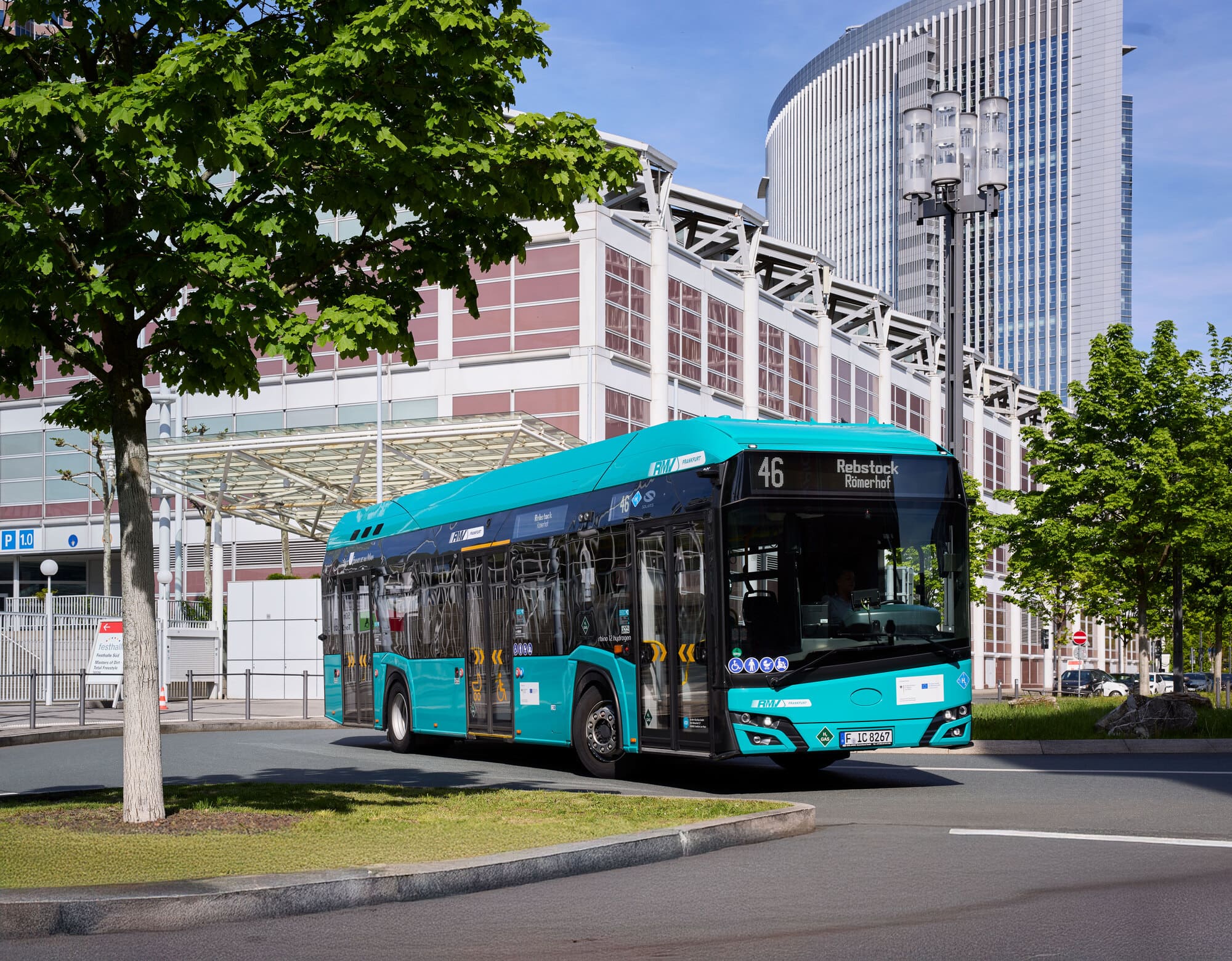 Hellblauer fahrender Linienbus der ICB 