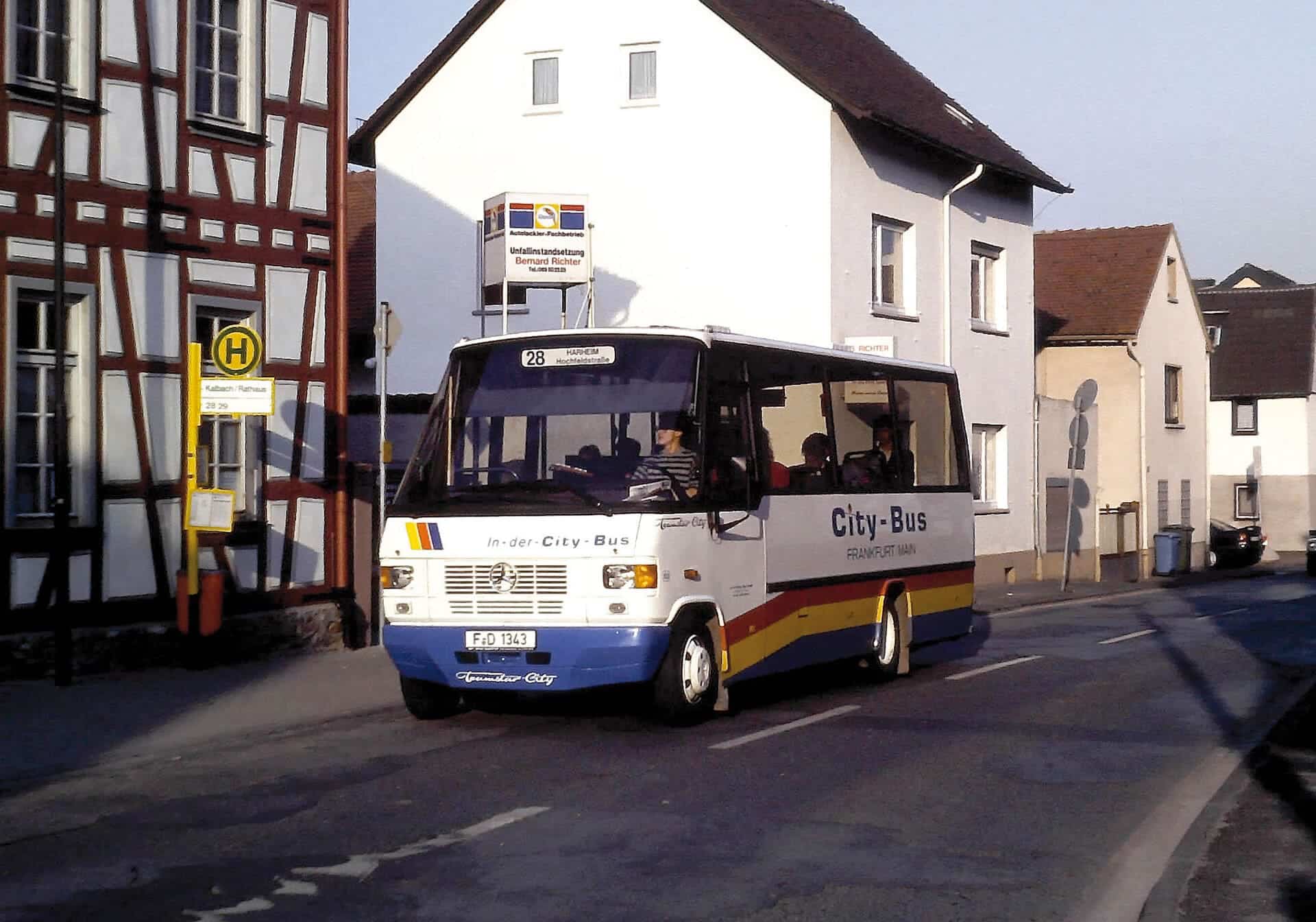 Kleiner Citiy-Bus in Weiß 