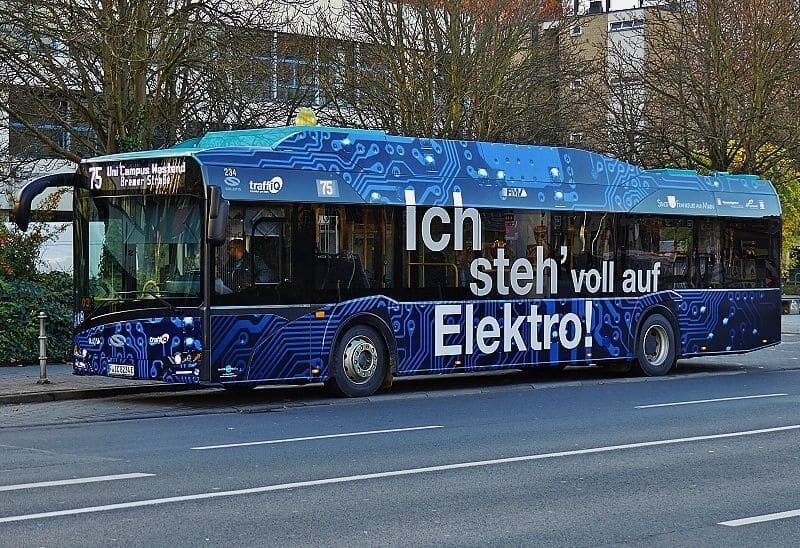 elektronischer blauer Linienbus
