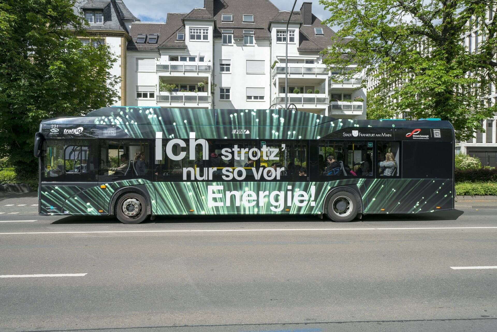 elektronischer Bus auf der Straße mit Fahrgästen