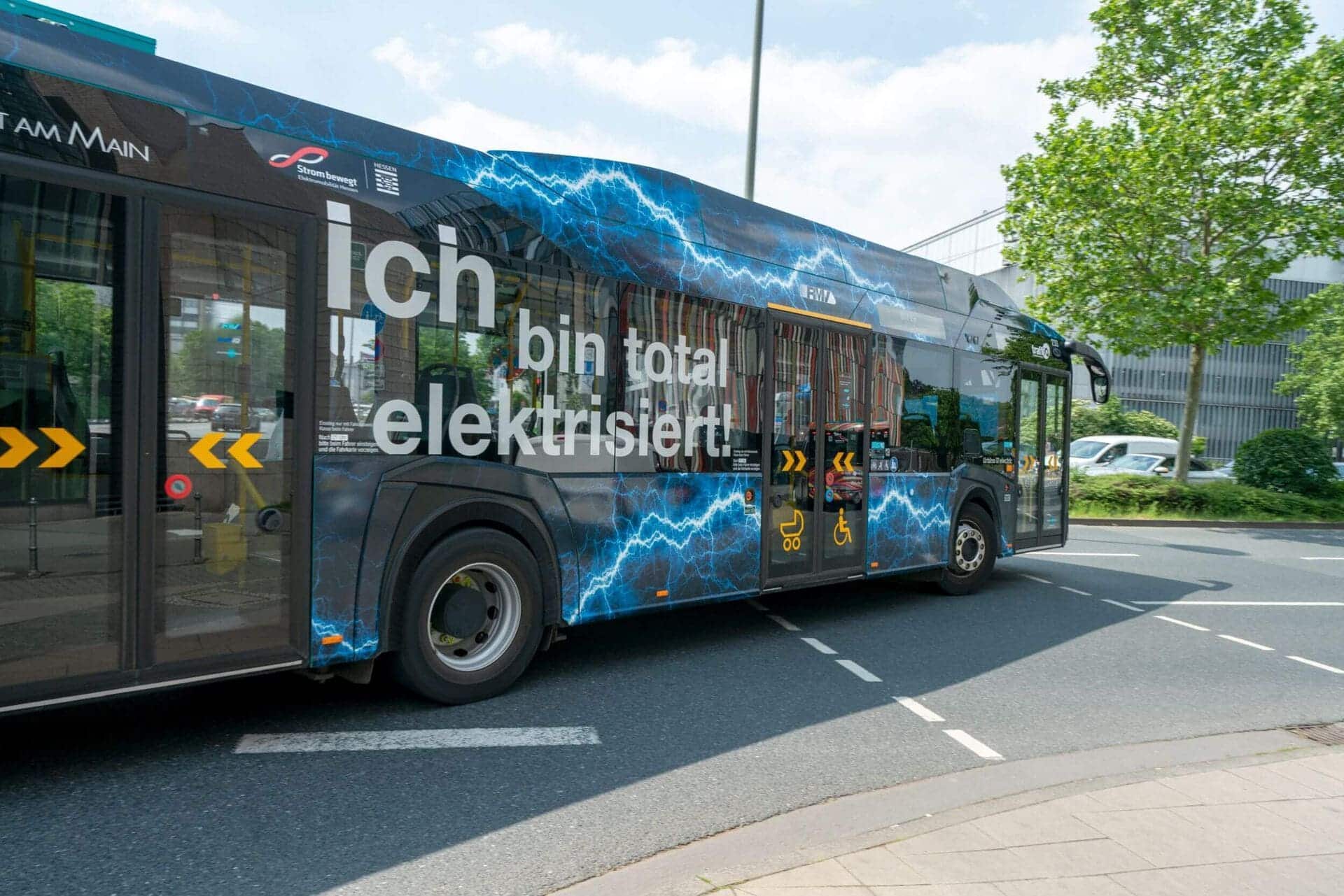 elektronischer Bus in der Kurve