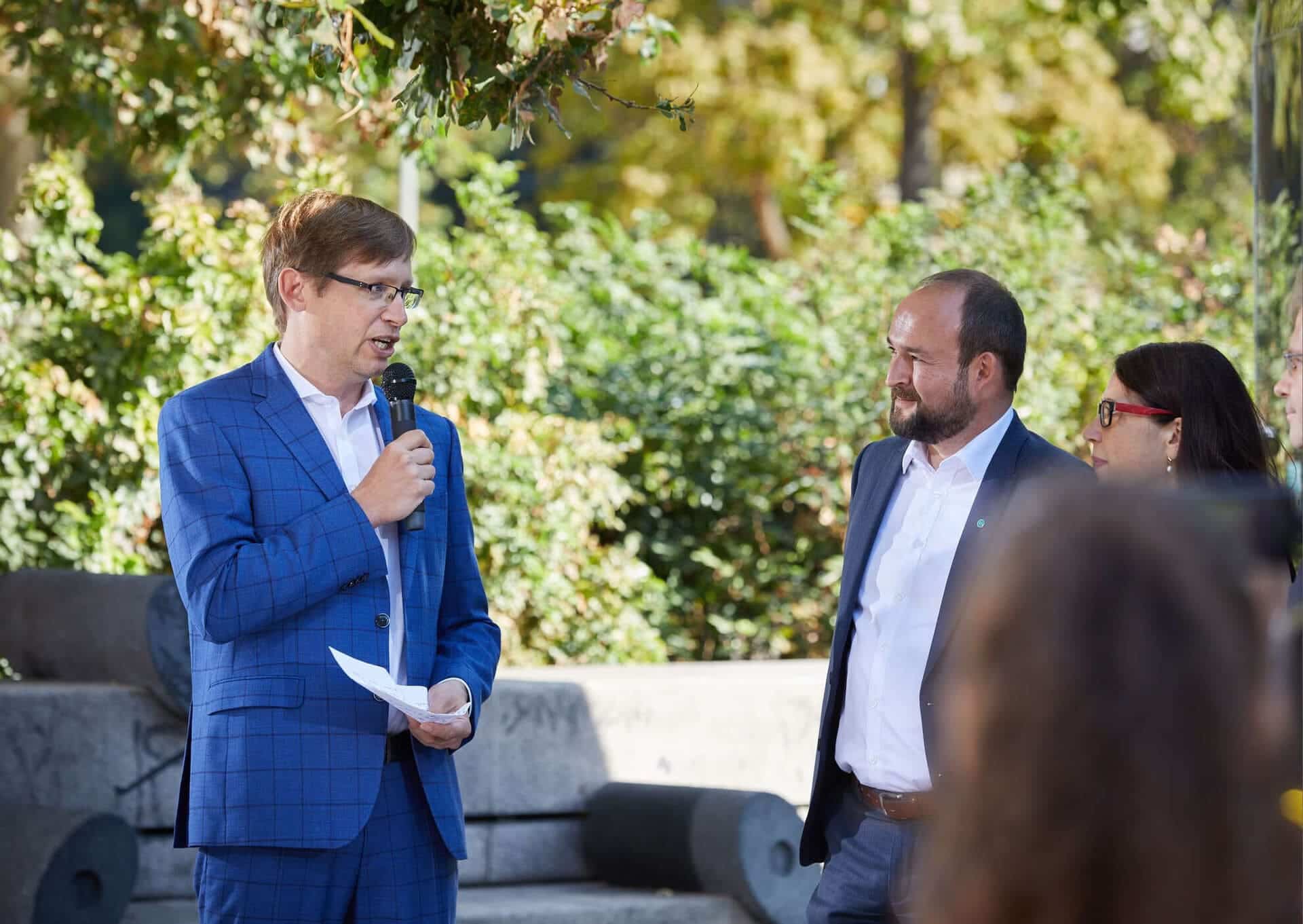 Staatssekretär des hessischen Wirtschaftsministeriums dankt der ICB bei der Präsentation des ersten Frankfurter Wasserstoffbusses