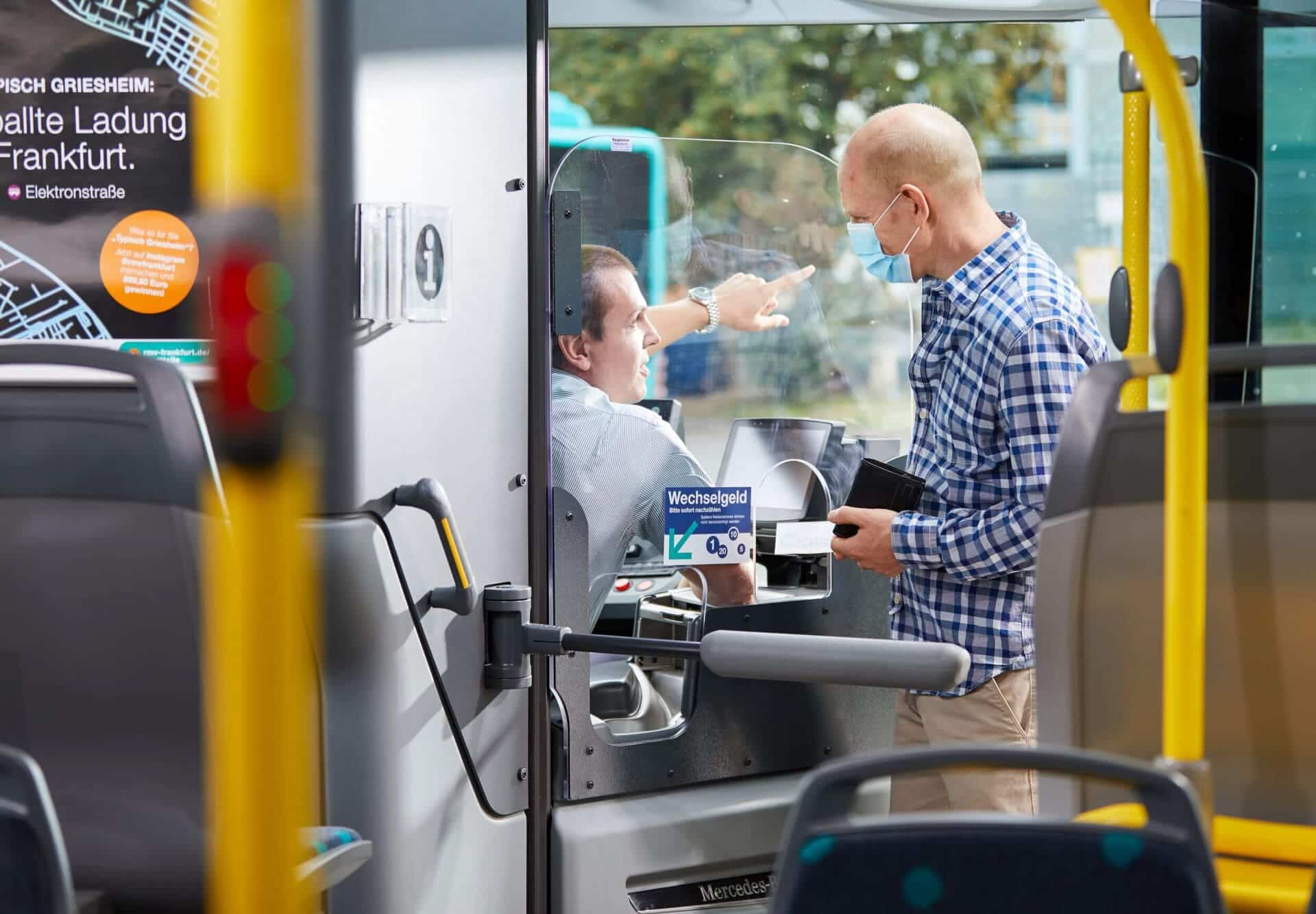 Unterhaltung durch Fahrertrennscheibe im Bus