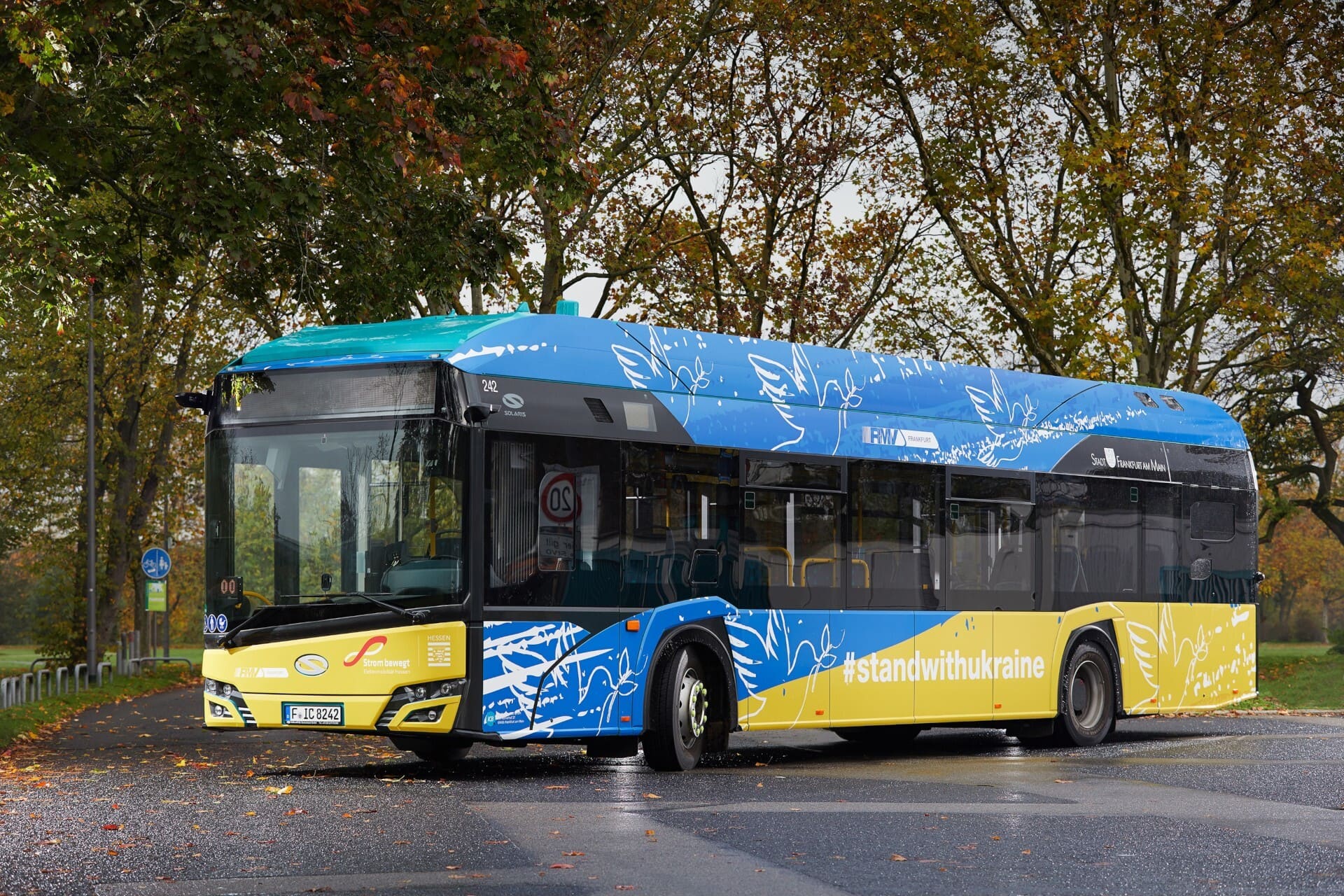 Wasserstoffbus mit friedensmotiv in blau gelb