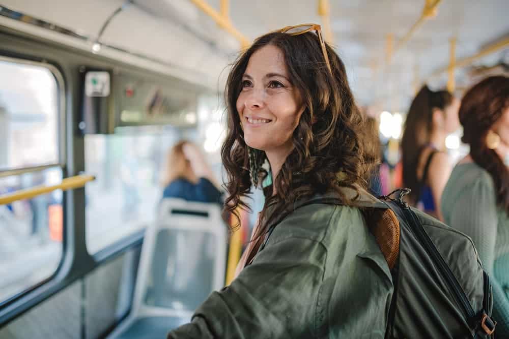 Frau steht im Bus